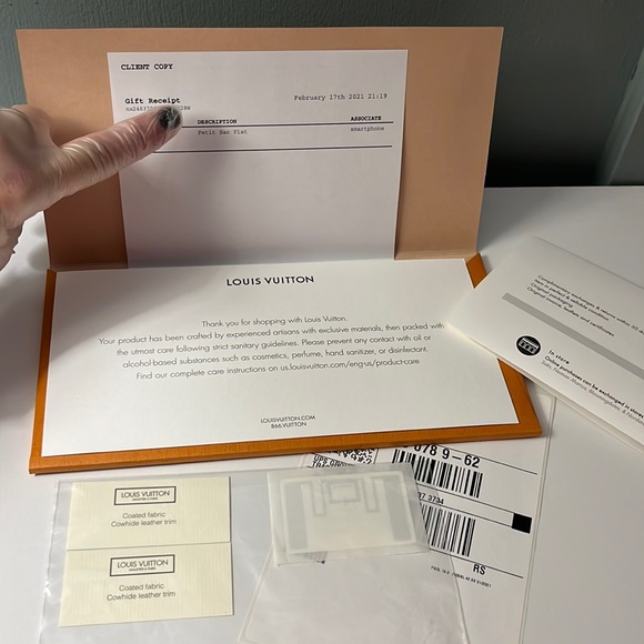 New Louis Vuitton Petit Sac Plat. Product ID: M69442. Material&Color: Monogram. - Picture 12 of 16